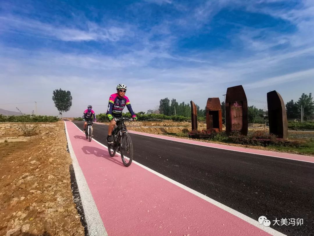 岩马湖音乐公路,汽车行驶在上面会发出《歌唱祖国》的优美旋律