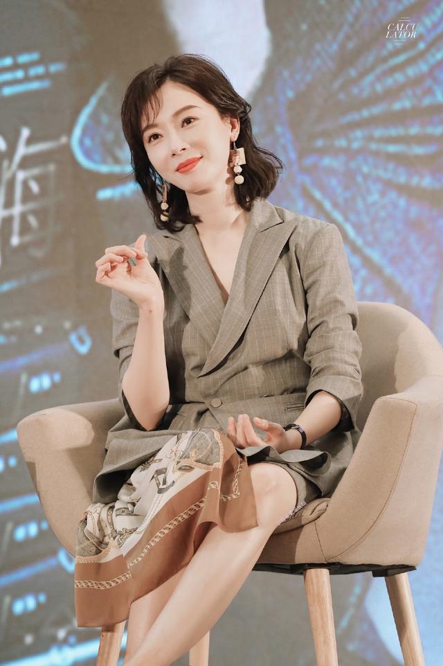 陈数真有42岁?摩卡波波头配西装裙靓丽优雅,自然老去才最美!