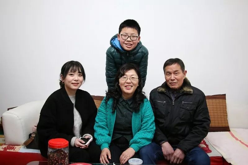 丈夫陈祥根是她坚强的后盾,辛勤操持着家务,让在外奔波的妻子少一份