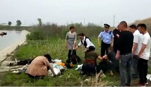 据参与救援的 颍上中青安防服务队介绍 事发时一男孩落水 两女孩去救