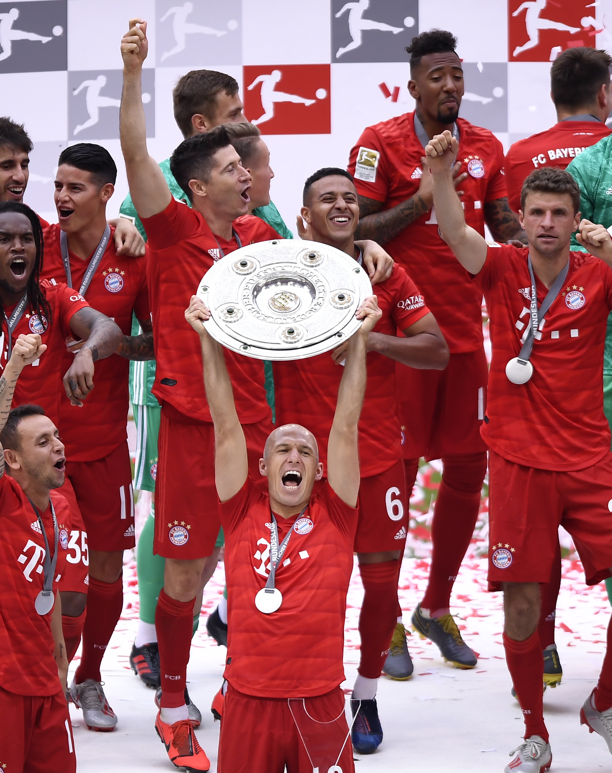 拜仁慕尼黑正式举起德甲冠军奖盘