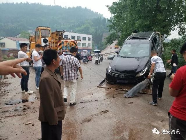 南充发生三起车祸,一女司机驾驶沃尔沃轿车被栏杆插至