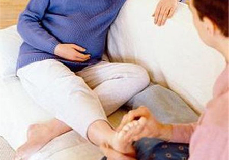                     原创            孕妇肿成了大象腿，孕晚期的水肿，到底正常不正常？