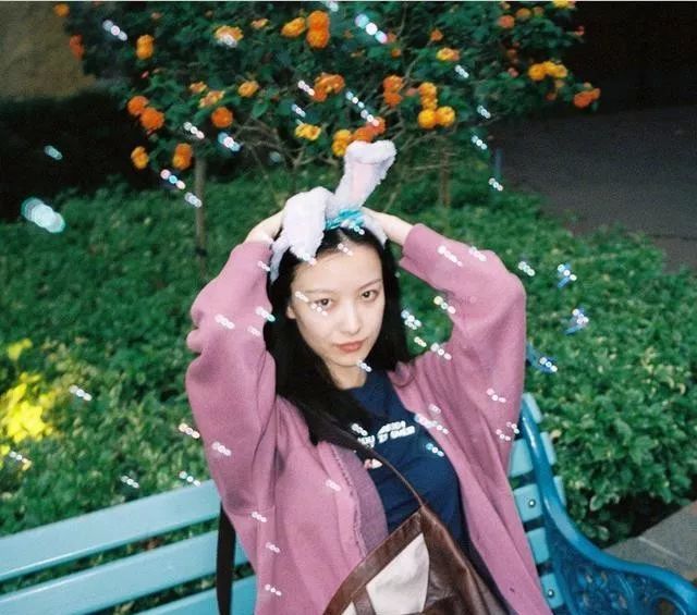 倪妮晒迪士尼一日游美照,玩泡泡机又酷又可爱,私服穿搭尽显少女