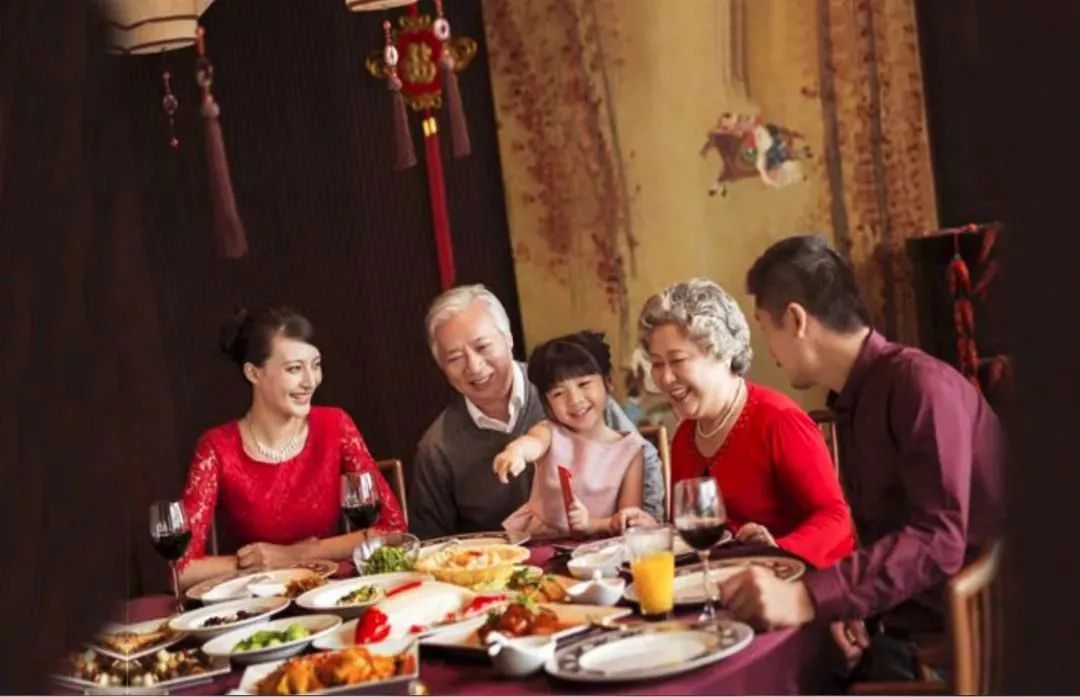 你上次陪父母吃饭是什么时候?重庆街头路人都这样回答.