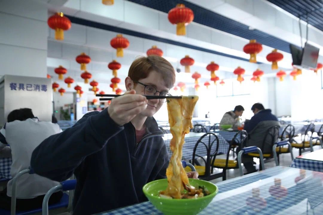 不过,西工大食堂里,天南地北的美食一应俱全,从麻辣香锅到滋补炖汤,从