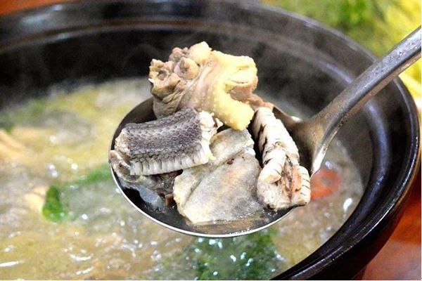 蛇汤被认为是广东广地地区的一道精致菜肴,据说可以确保长寿.