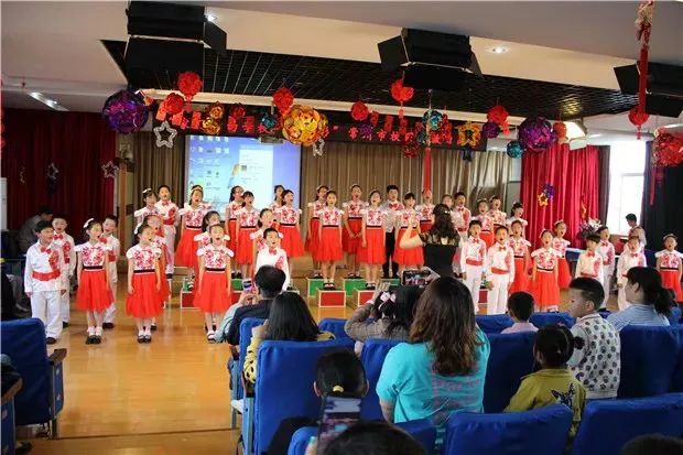 语学校的勤业小学优秀毕业生姜雅曦同学祝愿今天参会的小朋友把握机遇