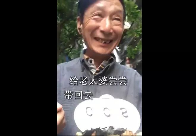 【907 | 万象】62岁大爷想尝年轻人爱吃的100种食物,网友笑抽! 手机棋牌捕鱼真钱