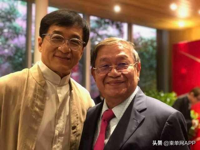 的"亚洲影视周"的柬埔寨新闻部部长乔干那烈遇见中国著名男演员成龙