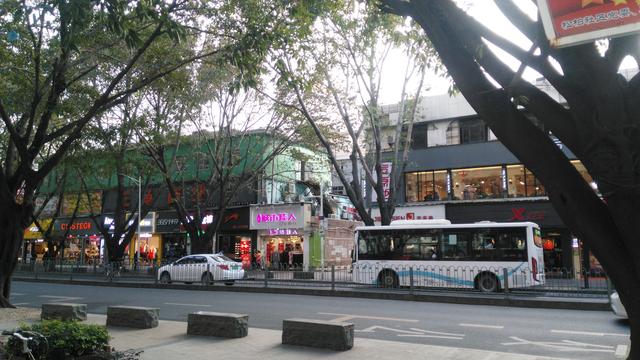随着横岗大厦的重建,银信广场的崛起,这条街已变得越来越崭新,时尚