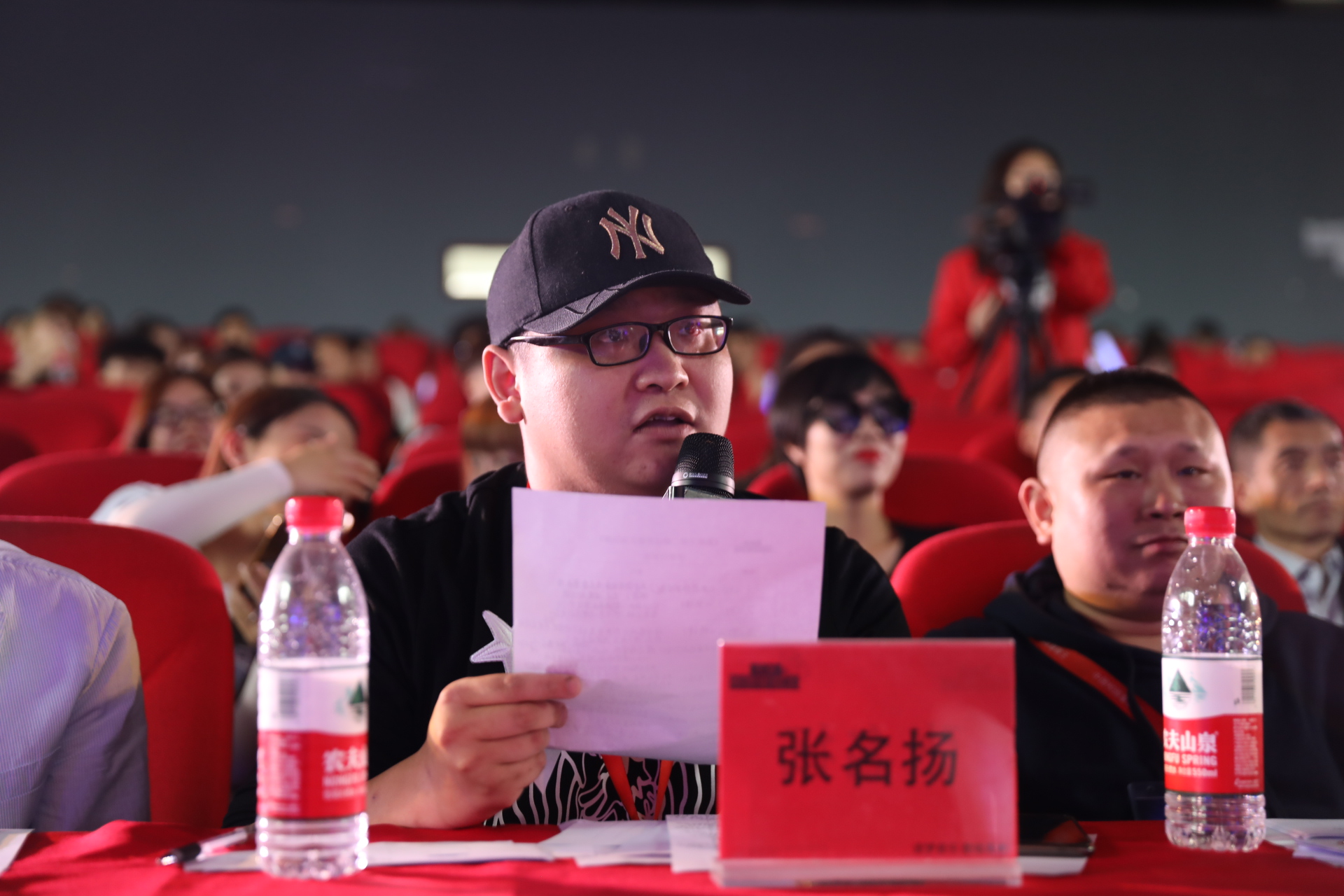 评委张名扬老师针对每一个选手的亮点与缺点都做出了仔细的评价,鼓励