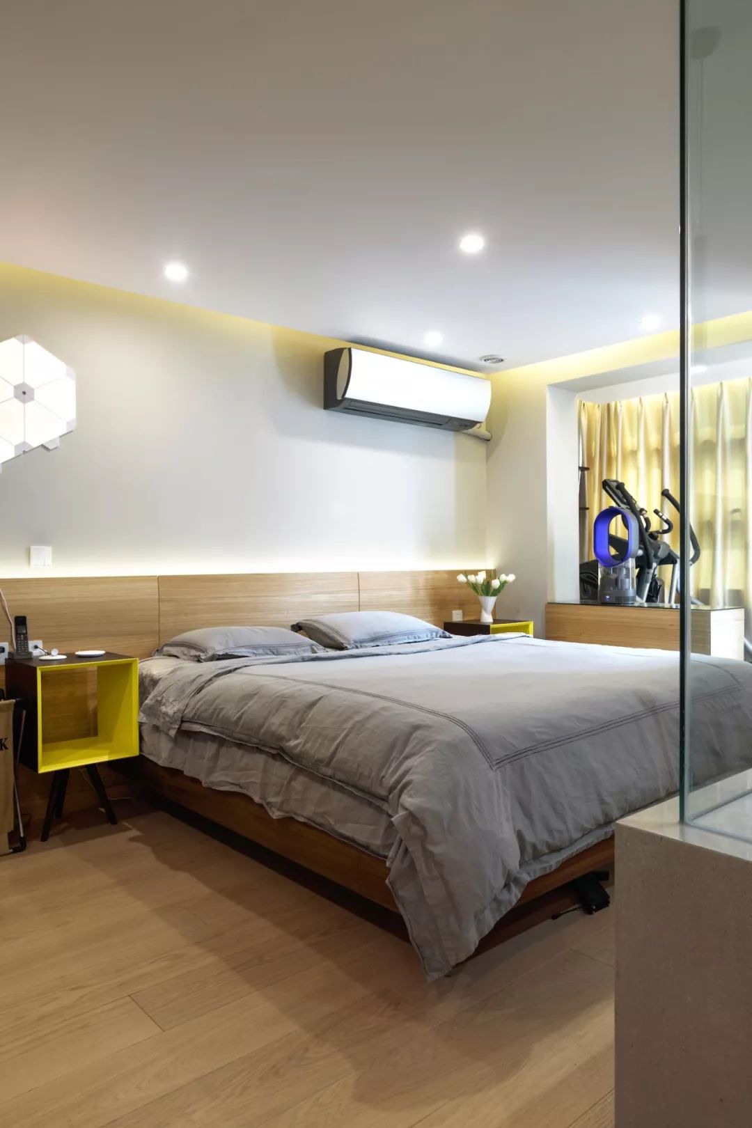 卧室的床头墙面做了高1000mm,长4500mm的床头背板,含有反光灯槽.