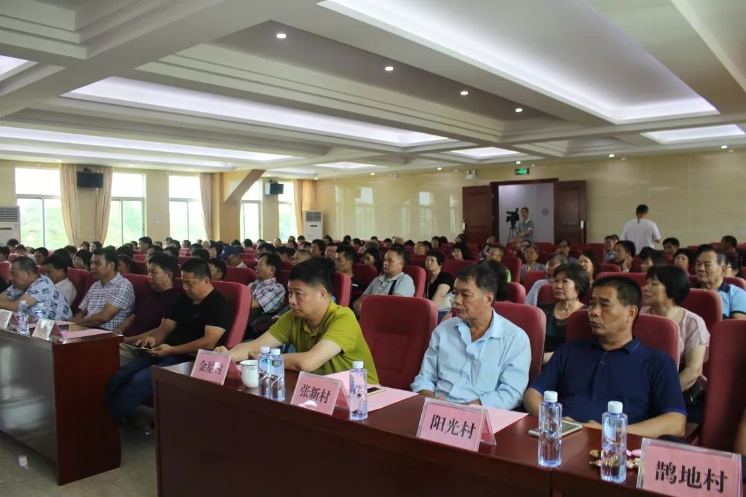 总会平潭联谊分会委任名单,秘书长郑增义向平潭联谊分会颁发会牌