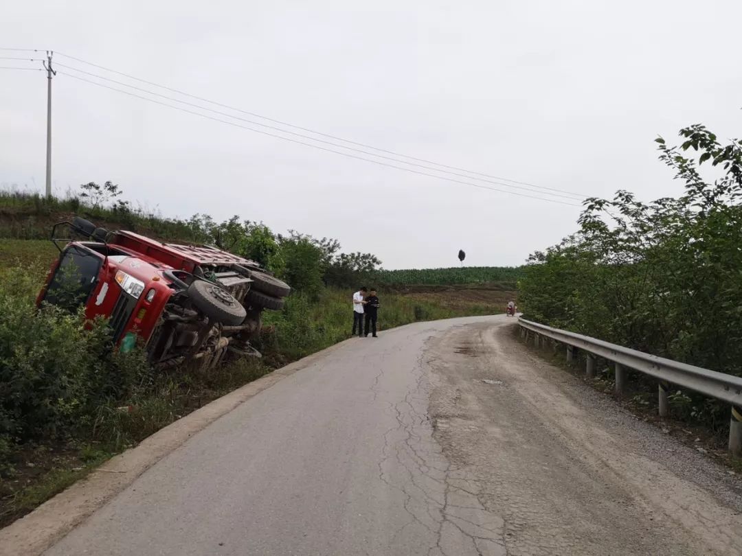 平(男,47岁荣县人)驾驶货车(川38-2xxxx)行驶至荣县过水镇文昌村路段