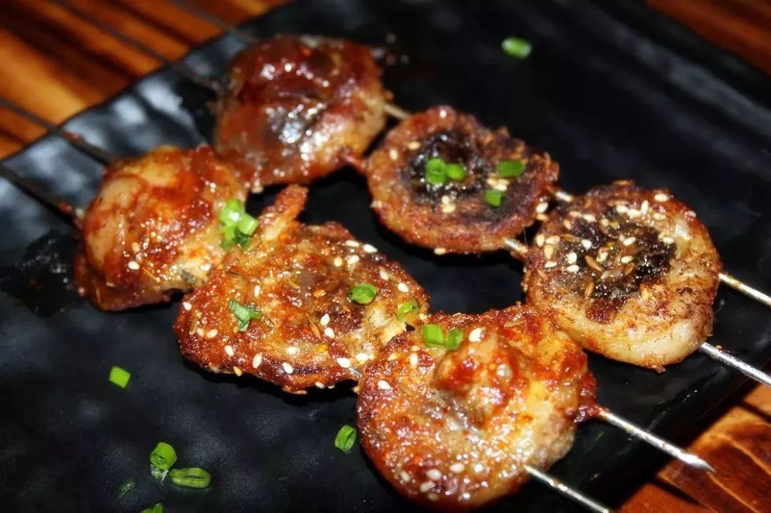 烤韭菜,烤金针菇,烤茄子,烤大虾羊肉串,脆骨,板筋,风爪,大腰子一边儿