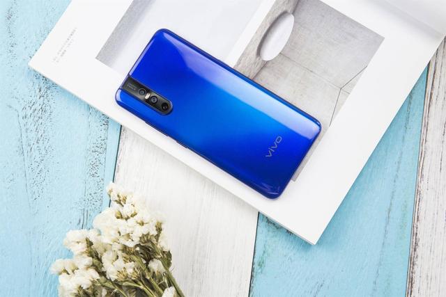 vivo s1 pro机身采用翎羽纹理设计,这种设计给了这款手机更加靓丽的