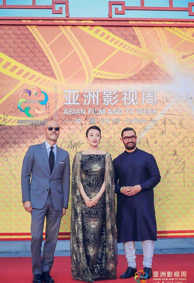 亚洲影视周开幕,杨紫吴谨言脸太奇怪,观众席上