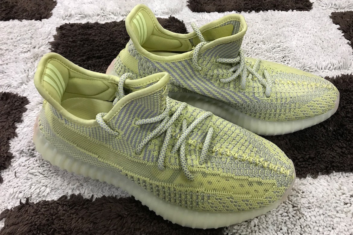 Preview YEEZY 350 V2 LUNDMARK None Reflective