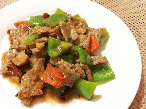 原创炒牛肉为啥总发硬?饭店大厨:做好这2点,鲜嫩入味,一点也不老