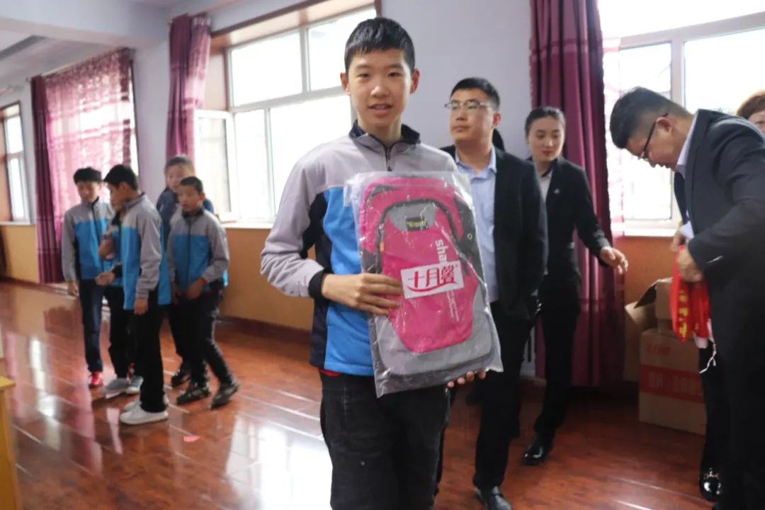 关爱特殊童年,共享一片蓝天"的公益慰问活动在林口县特殊教育学校举行