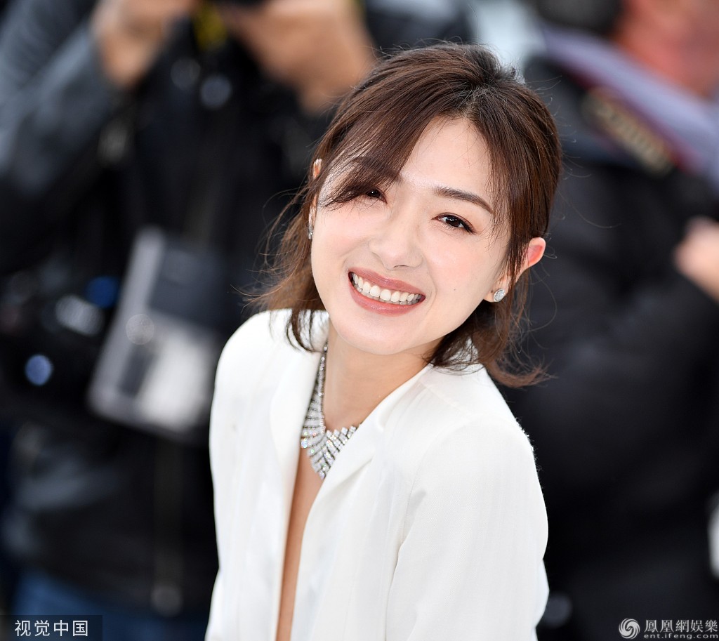桂纶镁穿印花白纱裙仙气飘飘,优雅而不失灵动,与胡歌甜笑对视cp感爆棚