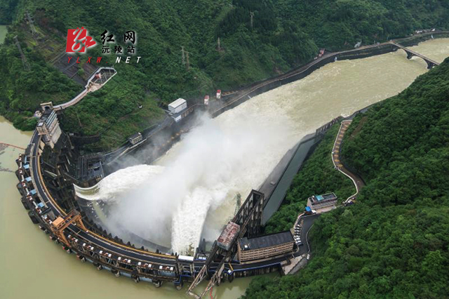 沅陵:凤滩水电厂迎来今年首次开闸泄洪