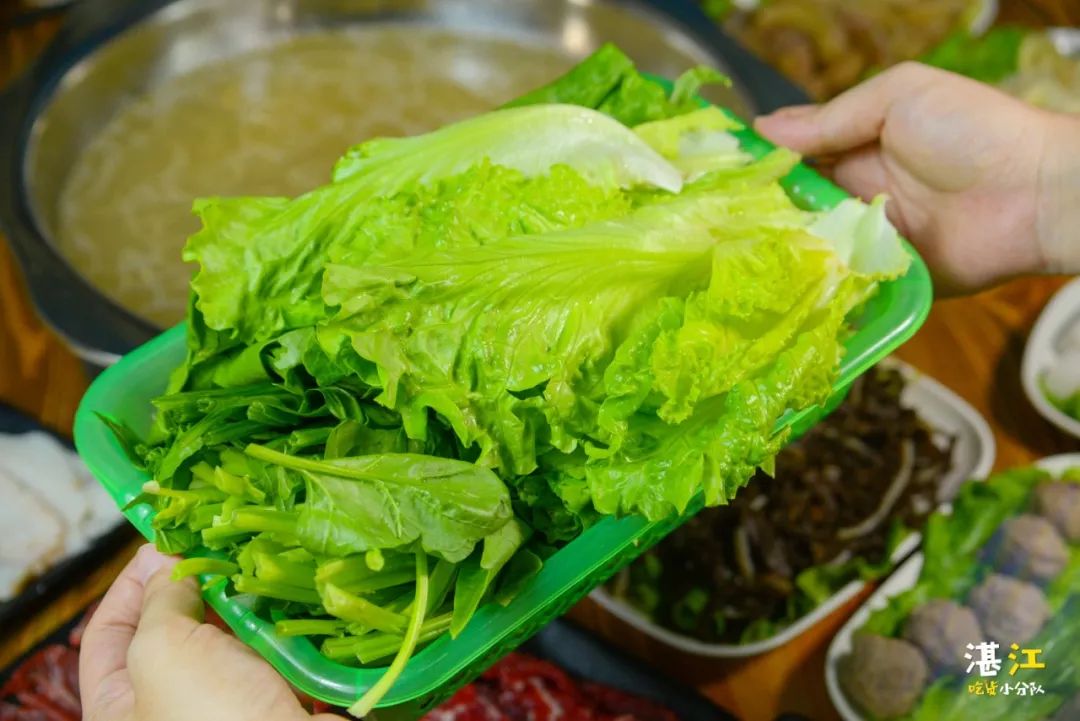 交融 米饭很好的中和了酱汁的咸香味 一口牛腩一口米饭 杂菜&白萝卜