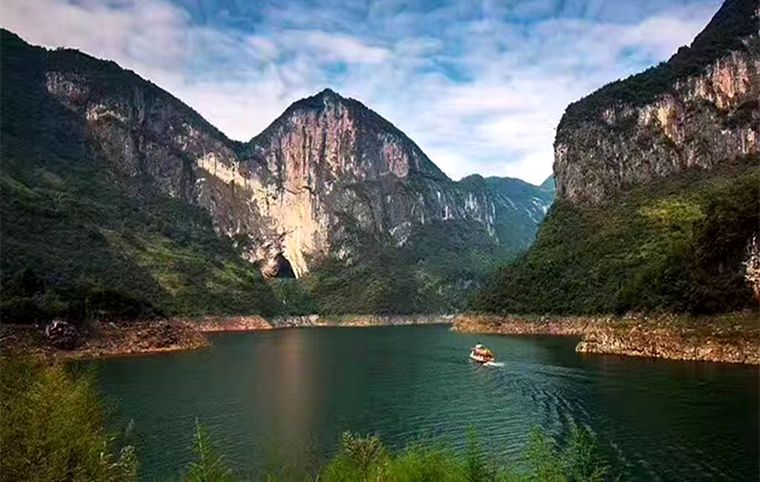 分为建始直立人遗址,野三峡峡谷,景阳河画廊,黄鹤桥峰林4个游览区和小