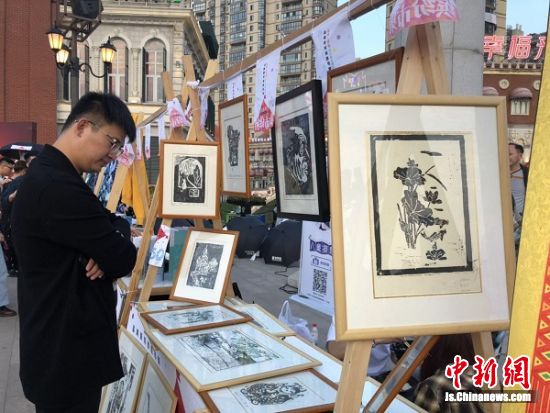 盐城一高校毕业生“礼”别市民:办创意市集 上演服装秀 澳门银河娱乐注册平台