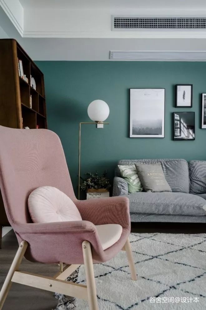 沙发背景墙是绿色乳胶漆,彰显年轻的活力.柔软的布艺沙发,坐感非常好.