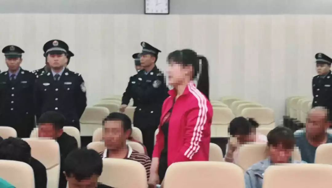 通辽21名未成年人涉黑案庭审结束!被告人当场下跪,给父亲磕头忏悔.