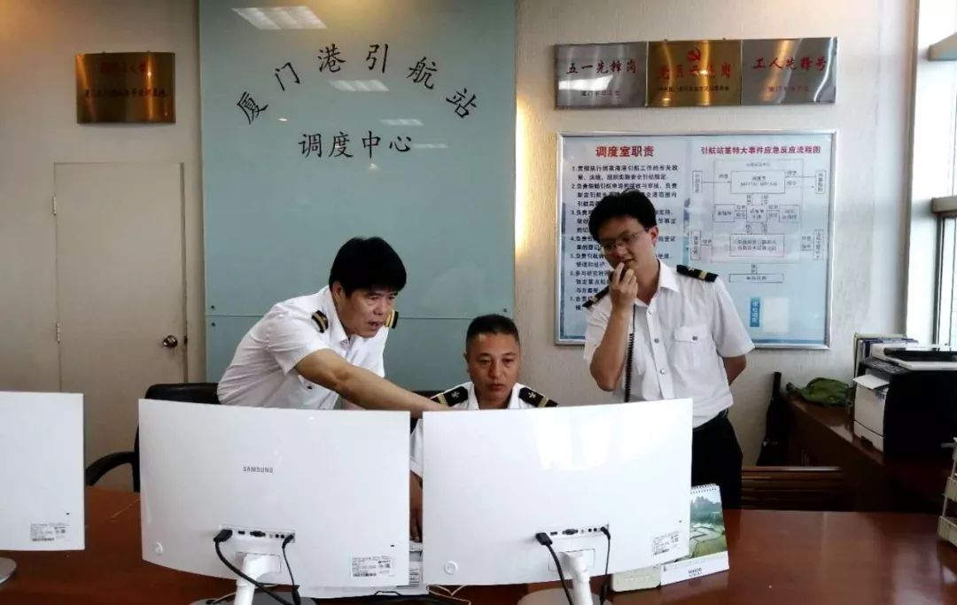 巨轮突发故障 引航化解险情