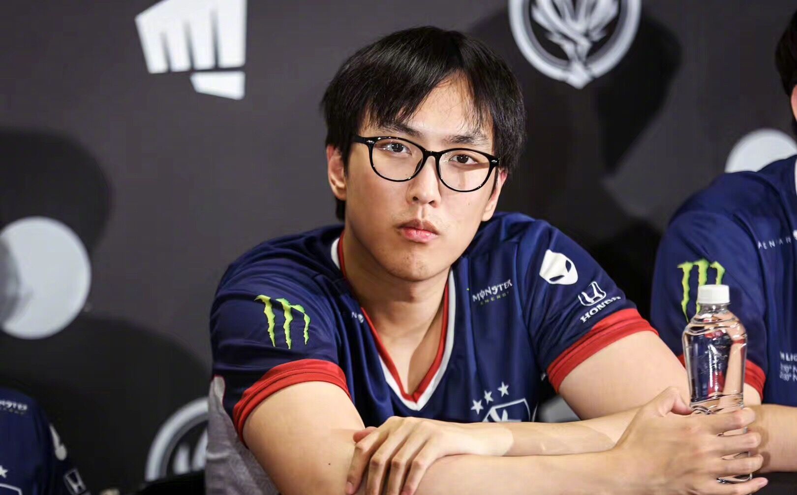 我比较喜欢的选手大师兄doublelift,他今年已经快26岁了,但他却是一个