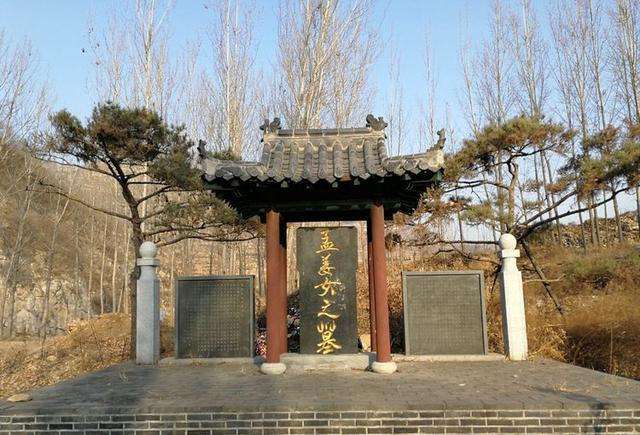 其夫范喜良就被拉去修筑长城,不久因饥寒劳累而死,尸骨被埋于长城墙下