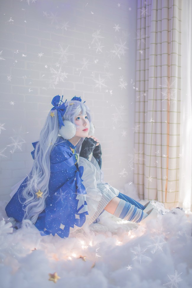 cos:初音未来,紫色的洛天依.