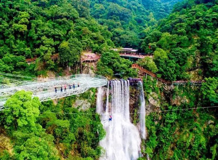 清远古龙峡漂流打水仗 浪尖上的过山车 问鼎玻璃观光霸主的云天玻霸让