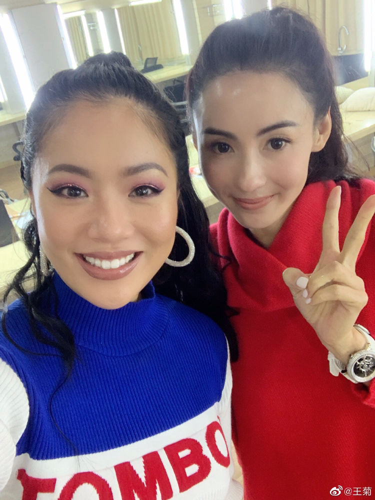 王菊sunnee在线追星,晒与三位女神合照,赞张柏芝等女神少女