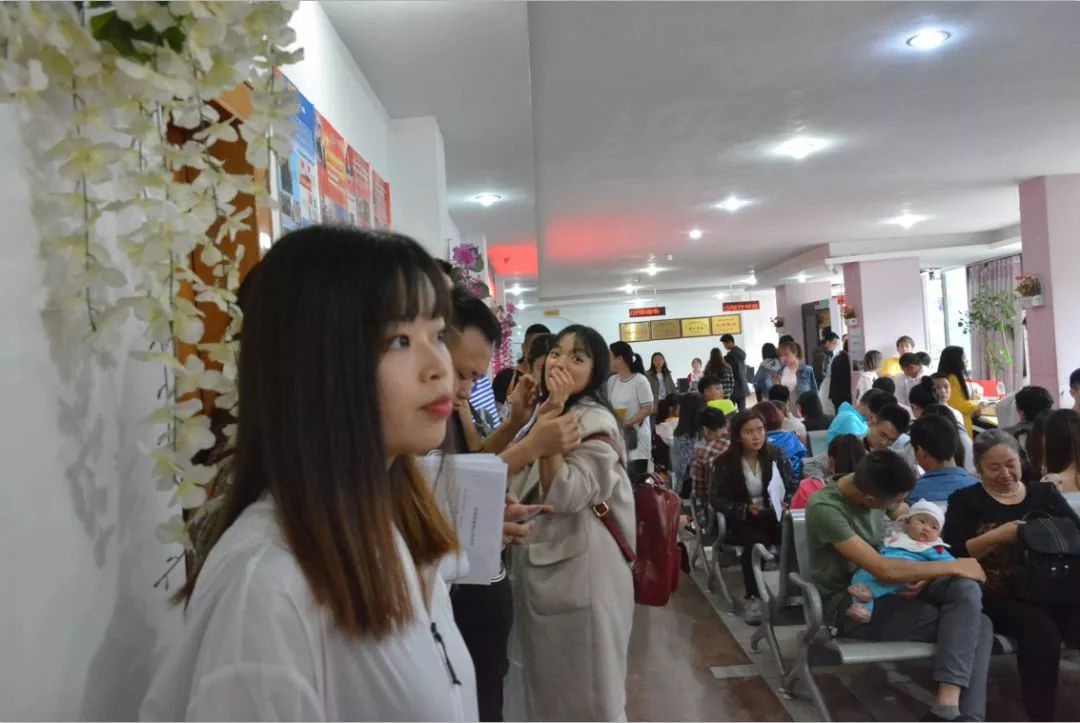 宜宾民政局今天被挤爆了!排队登记结婚的阵仗好大