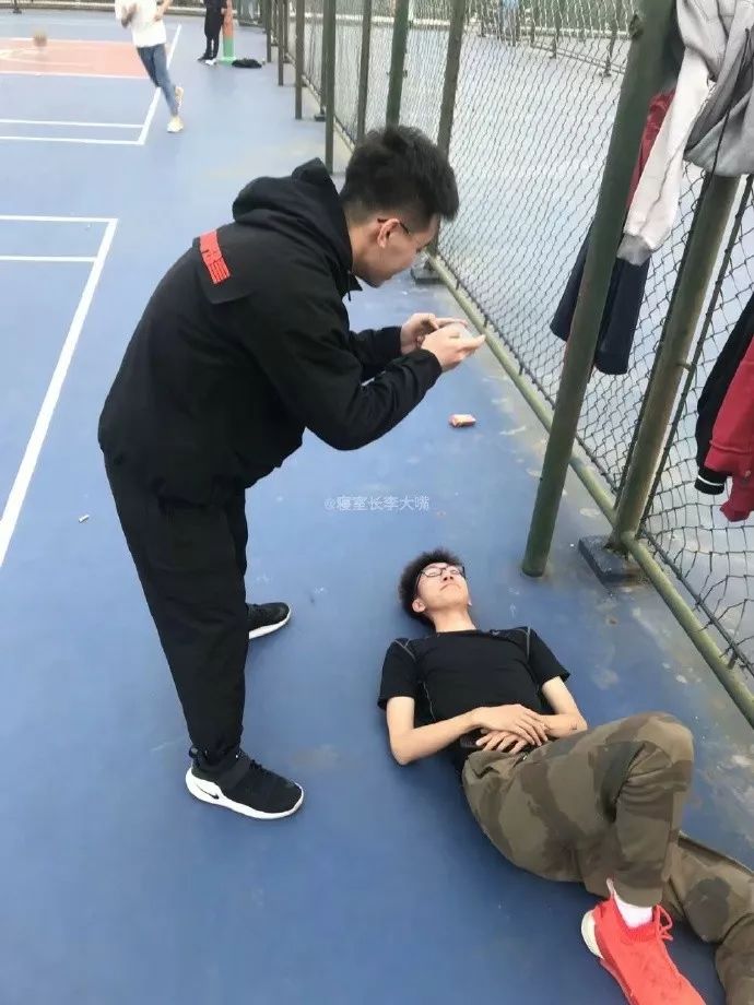 在线,真人,直播,手机被没收翻车现场 向这位小姐姐学习一下, 最危险