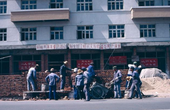 80年代的建筑工人一身布衣辛苦劳作盖起栋栋高楼