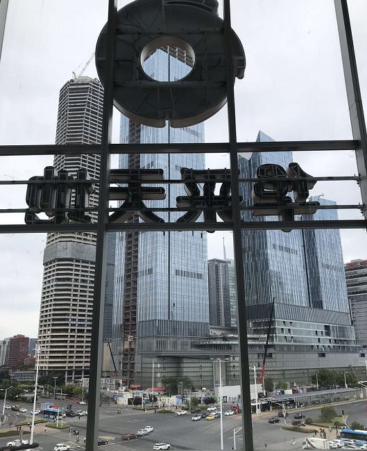 而同位于元通地铁站上盖的国金中心ifc,河西德基广场开业日期均处于