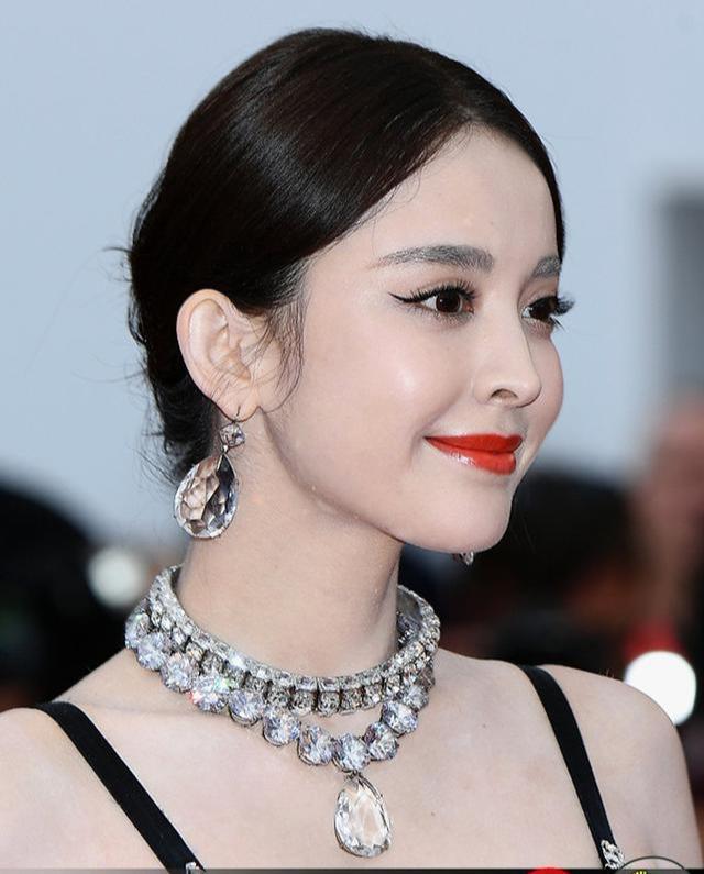 原创娜扎肤色也崩了原来这些白到发光的女星都是靠涂粉