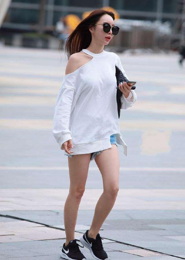 女生穿的运动背心 90ea2cbe90c64b5189c5b1c826125557.jpeg