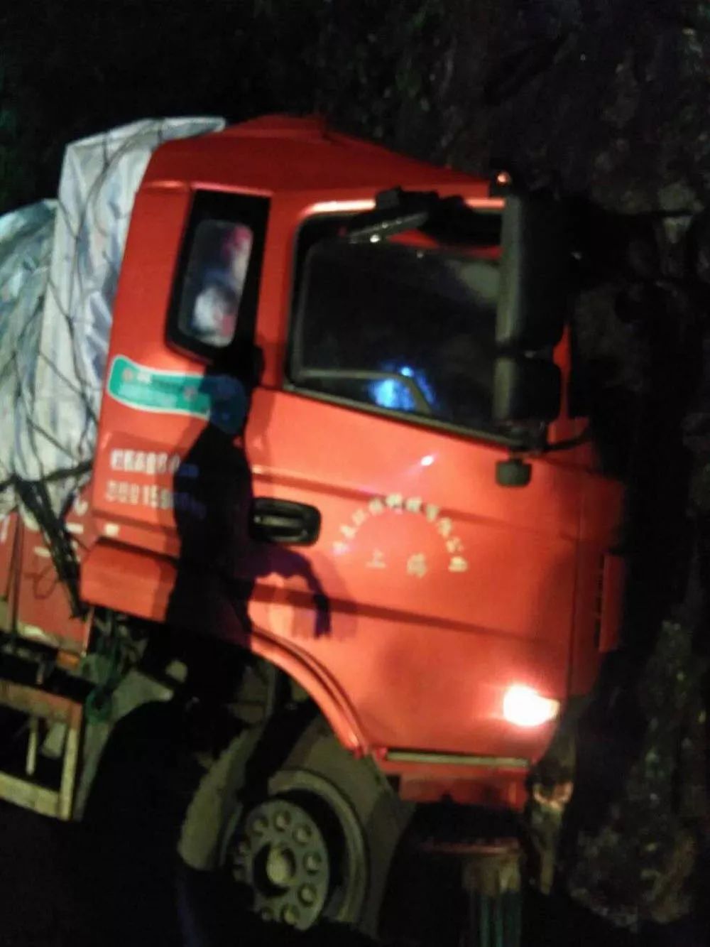 凌晨,丽水一汽车撞上山壁,车头变形,驾驶员被卡车内…… bt365体育平台