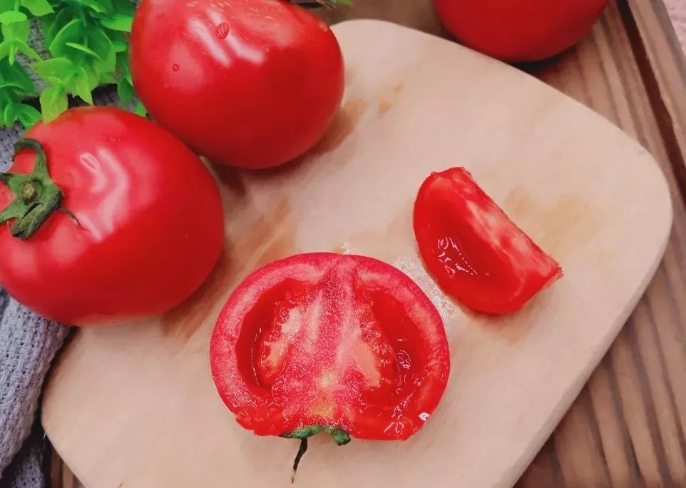 生吃很好吃的西红柿,得找当季自然成熟的,吃起来肉质沙甜多汁.