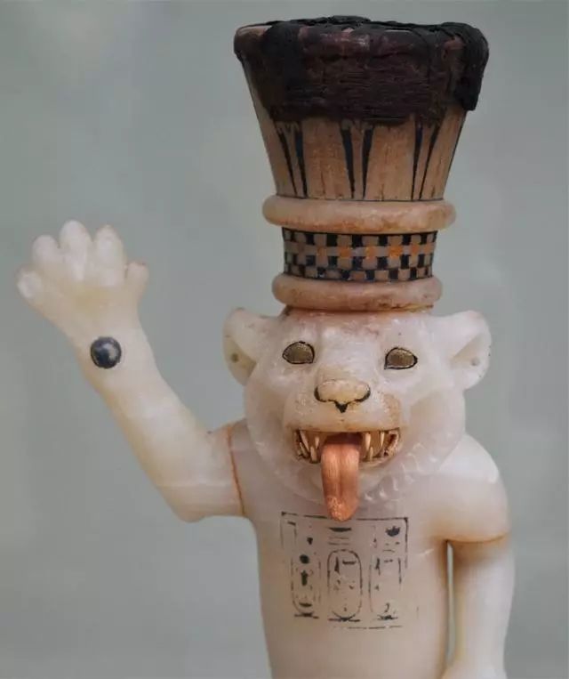 华丽精巧,狮子头顶莲花形容器,莲花在古埃及代表重生和复苏,狮子的