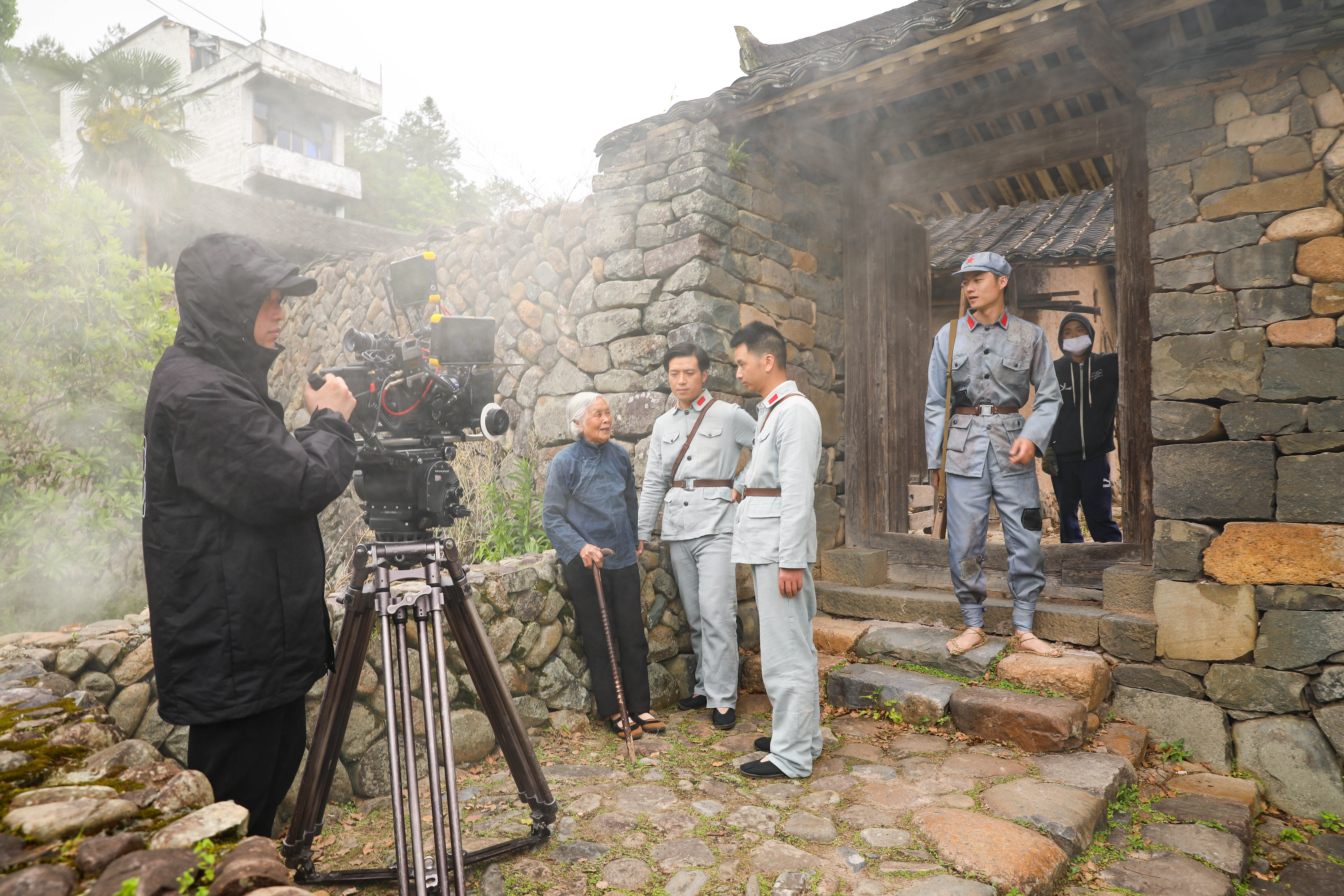 杭州年轻摄影师撞脸伟人 入选战神粟裕特型演员