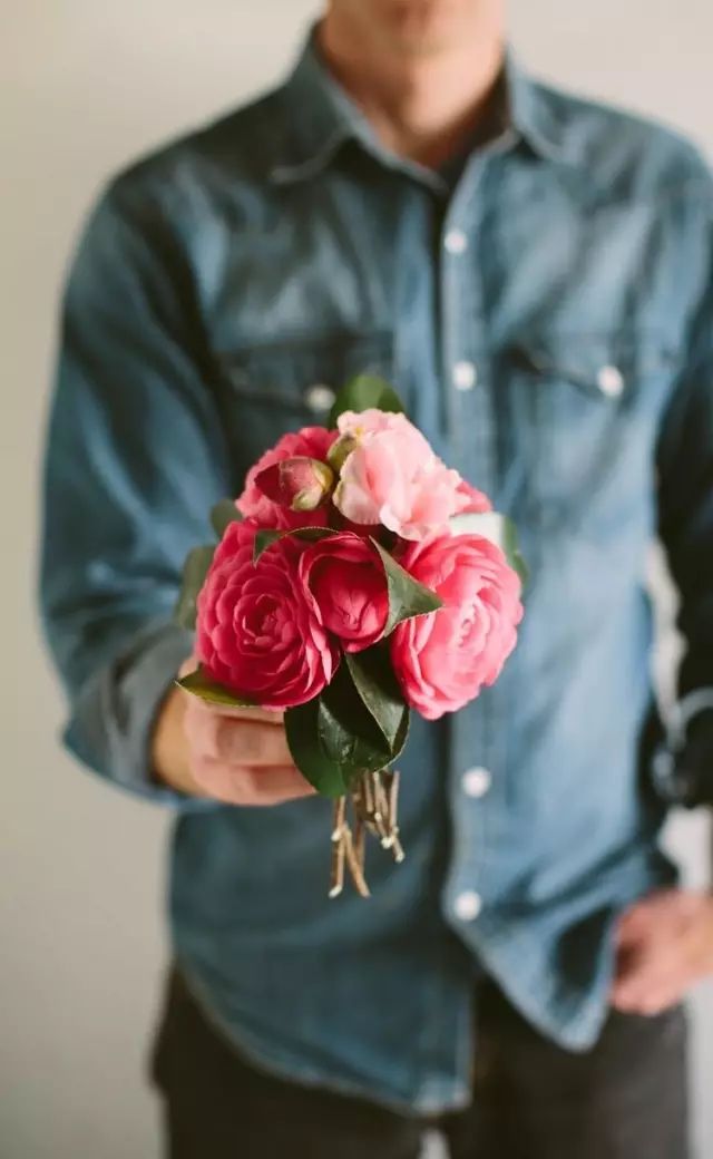鲜花,也常被用来形容女性, 很多男人都会选择送花给自己心爱的女生