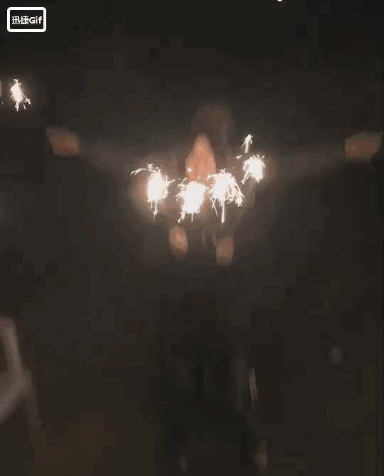 同事们去年为她特别策划的生日会,一共收到了8个生日蛋糕,浪漫的篝火